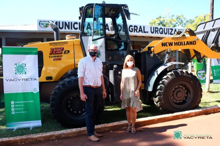 Yacyretá entrega una moderna maquinaria vial al municipio de General Urquiza