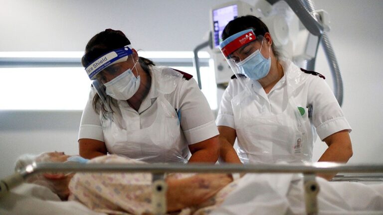 Tras un año de pandemia, el reparto de las vacunas y la segunda ola marcan la agenda