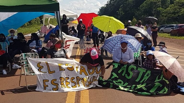 Docentes cortan las rutas nacionales 12 y 14