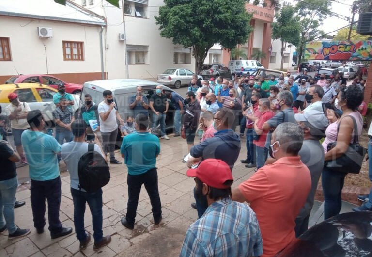 Policías acampan frente a Jefatura con reclamos salariales