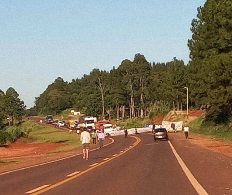 Docentes cortan las rutas 12 y 14 en varios puntos de Misiones