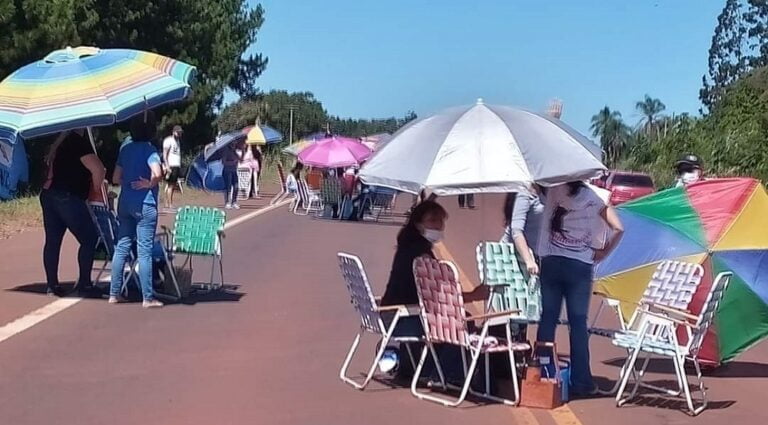 Docentes inician acampe de 48 horas en el Cruce San José