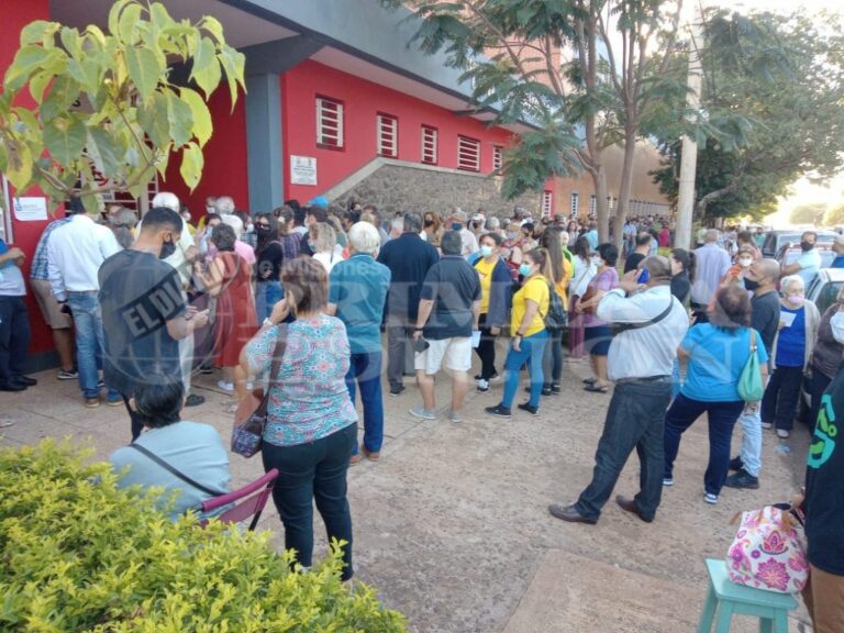 Largas filas y Problemas en el Finito Gehrmann para la aplicación de la vacuna contra el COVID