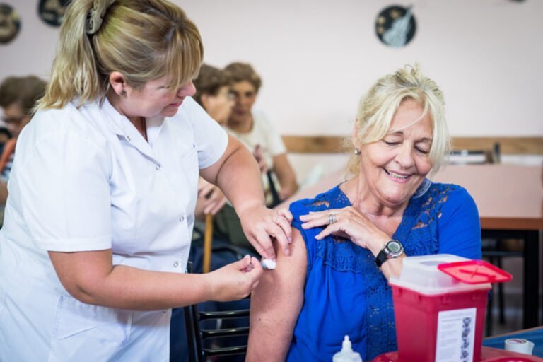 El PAMI se involucra en la vacunación de adultos mayores en todo el país