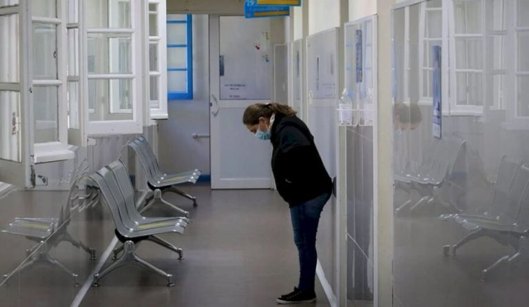 Fue a visitar a su esposo con coronavirus al hospital y descubrió que lo cuidaba su amante