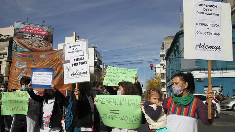 Docentes porteños realizan un paro en rechazo a la presencialidad