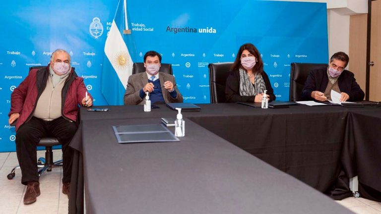 El Gobierno acordó un aumento del 35% en seis tramos para los empleados estatales nacionales