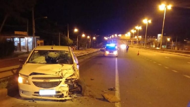 Un hombre murió tras un choque: Su auto fue atacado a pedradas