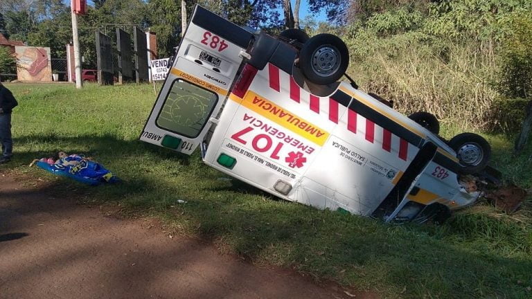 Despistó una ambulancia: una embarazada y tres personas más resultaron heridos