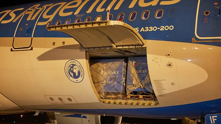 Con la llegada de una partida récord, la Argentina alcanzó casi 27 millones de dosis recibidas