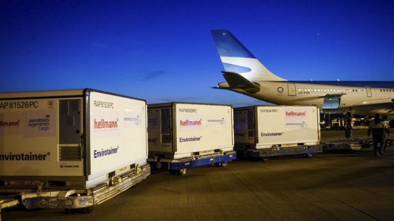 Llegaron casi 800 mil dosis de vacunas Sinopharm y se esperan 8 millones en un mes