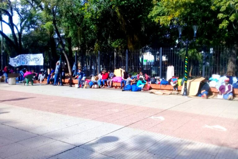 Dura crítica por los tareferos en la plaza: “Niños durmiendo en la calle, ¿ese es el misionerismo?”