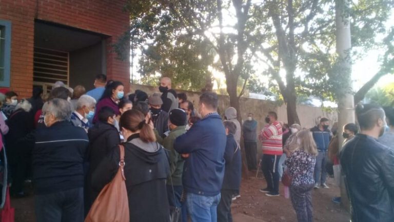 Malestar de los vecinos por falta de información sobre la segunda dosis de Sputnik V