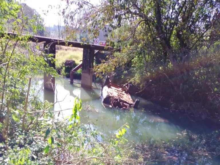Hallan muertos a madre e hijo en su camioneta hundida en un arroyo