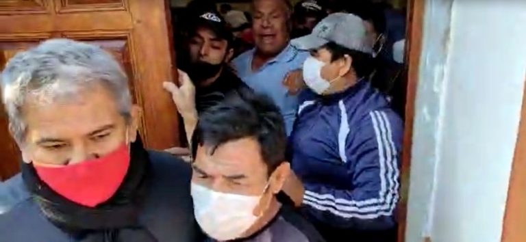 Tensión y empujones en la Municipalidad de Santa Ana