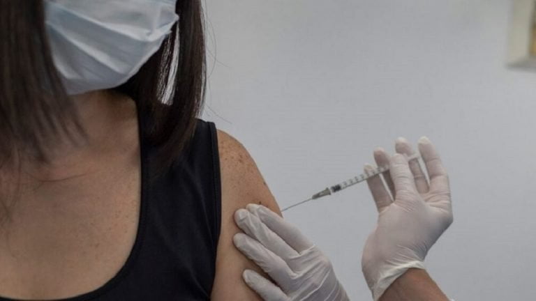 Pfizer: mujeres en Noruega con «senos más grandes» tras recibir la vacuna contra el Covid-19