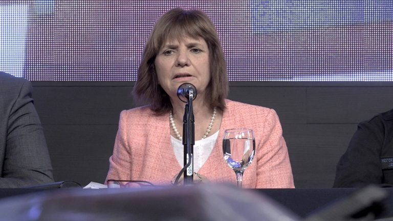 A Bullrich le recordaron querer «regalar las Islas Malvinas» por vacunas y fue repudiada
