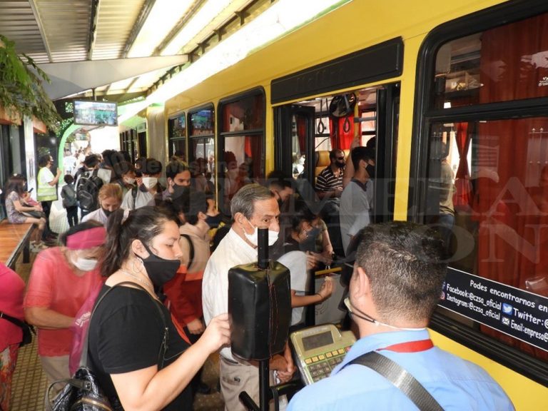 Quejas porque los urbanos circulan repletos y no hay más frecuencias