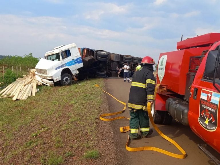 Camión cargado con madera despistó y volcó sobre la ruta 12 en Candelaria