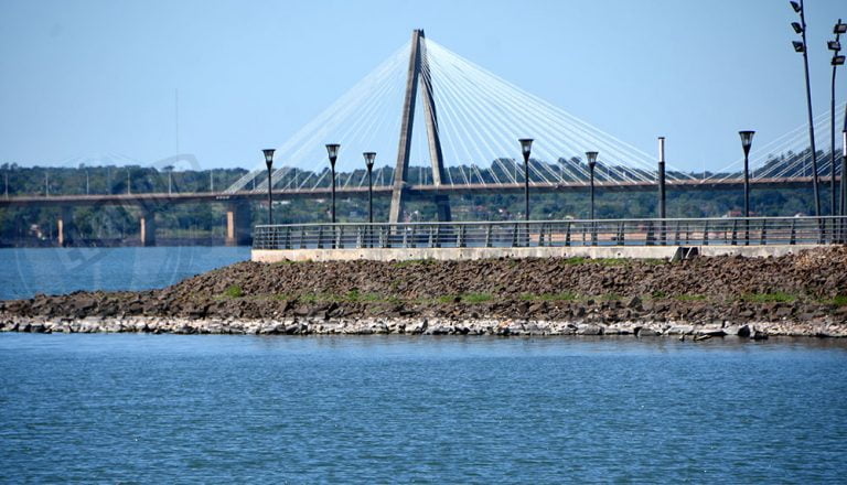 Canciller paraguayo pedirá a Fernández que abra el puente internacional