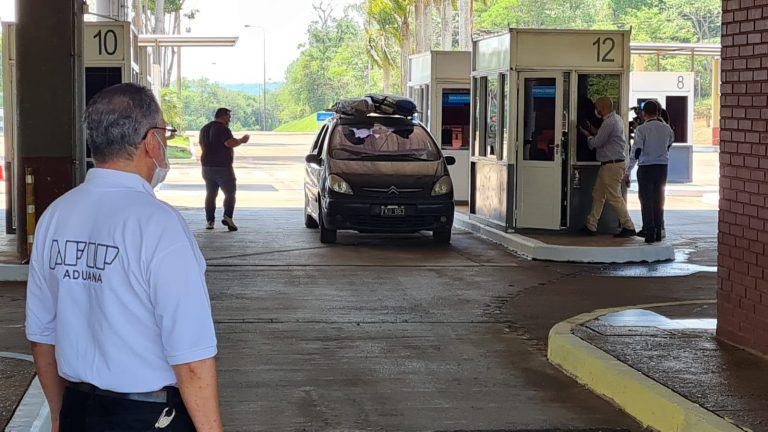 Abrieron el Tancredo Neves y comenzaron a ingresar los primeros argentinos