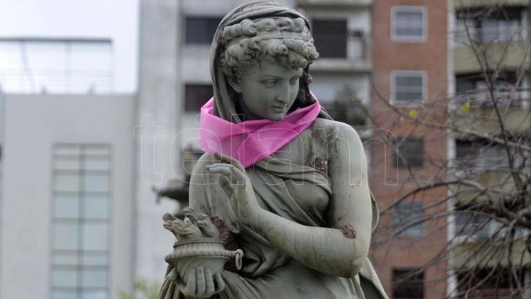 La idea de la enfermedad como castigo o la femineidad en juego no ayudan a superar el cáncer de mama