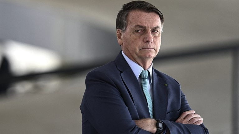 Bolsonaro dice que llora solo en el baño, escondido de su esposa