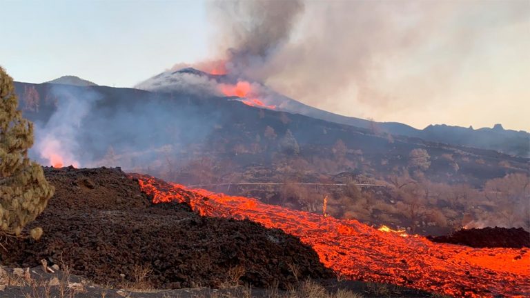 Recrudecieron las explosiones y se abrió una nueva boca eruptiva en el volcán de La Palma
