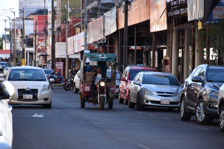 Se puede cruzar a Encarnación sin gastar en test y hacer compras