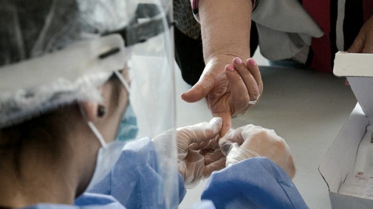 Hubo 12 muertos y 888 nuevos contagios de coronavirus en la Argentina