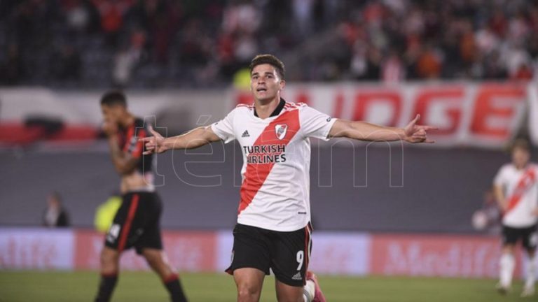 Con un póker de Julián Álvarez, el líder River goleó a Patronato en el Monumental