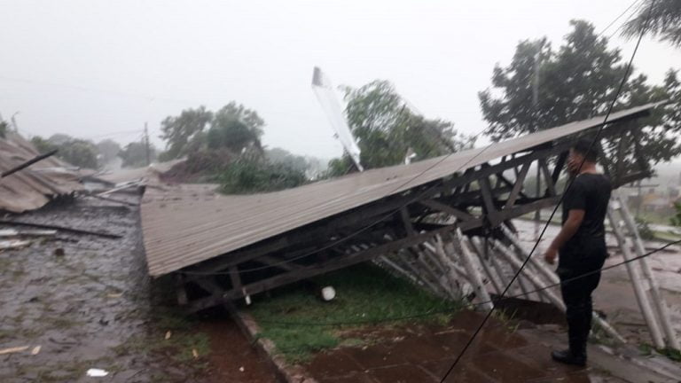 El temporal causó destrozos en la Feria de Garupá