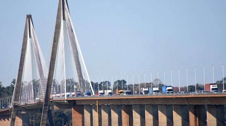 Hasta cuatro horas de cola en el Puente Posadas-Encarnación