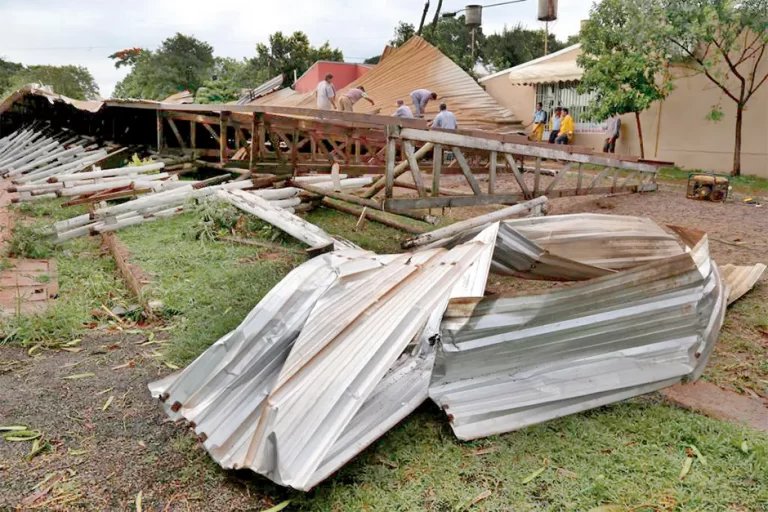 Tormenta causó voladuras de techos y dejó a varios municipios sin luz
