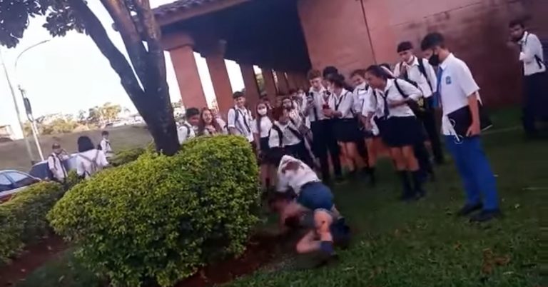 Más de 20 compañeros alentaron la pelea de chicas en transferencia