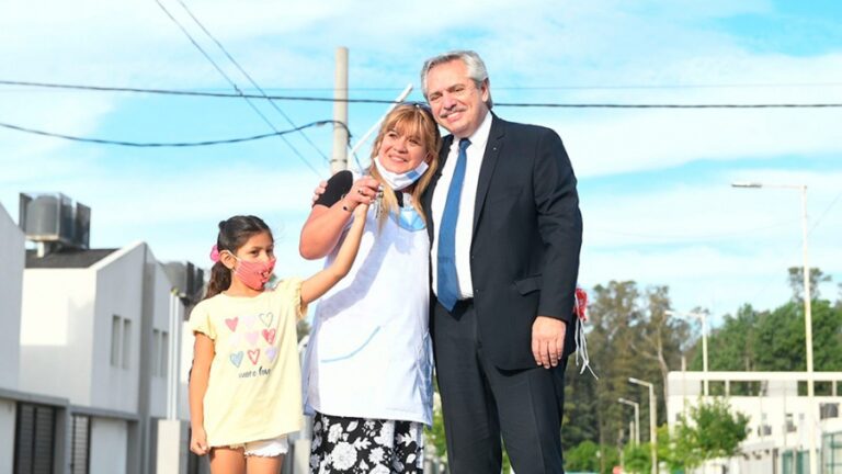 Alberto Fernández entregó la vivienda 30 mil de su gestión