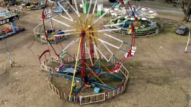 Una niña fracturada y otros 3 heridos al caer una silla aérea en parque de juegos