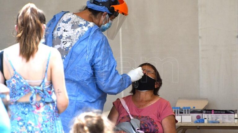 Quienes contraigan coronavirus sin estar vacunados deberán pagar su tratamiento