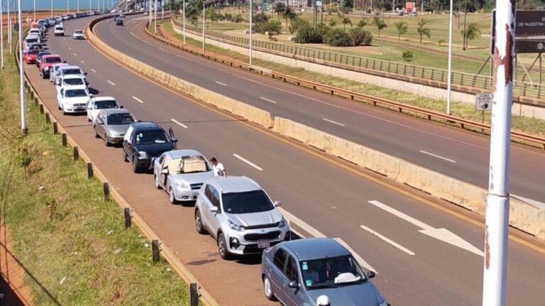 Siete kilómetros de cola para cruzar de Posadas a Encarnación