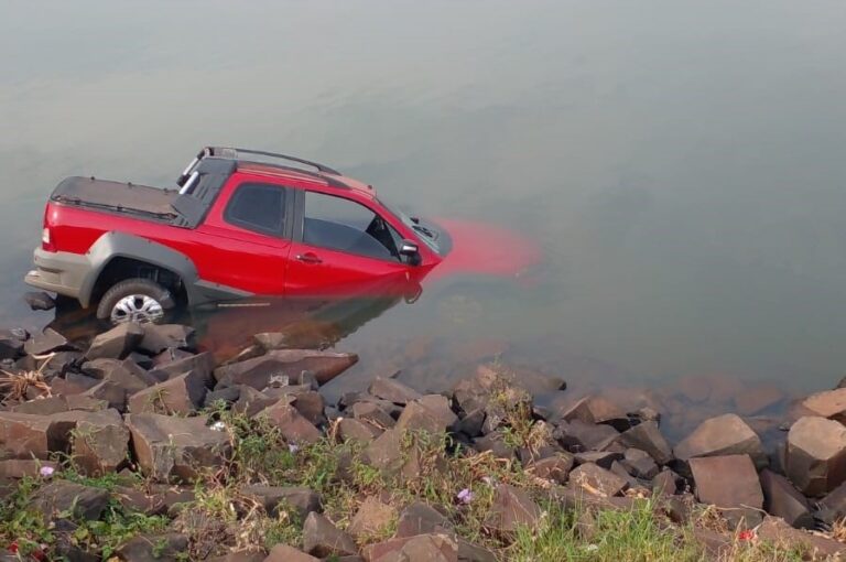 Bomberos de Candelaria rescatan vehículo que terminó en el río (FOTOS)