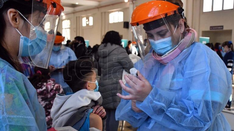 Córdoba: vacunan sin turno a adolescentes de 12 a 17 años de grupos de riesgo