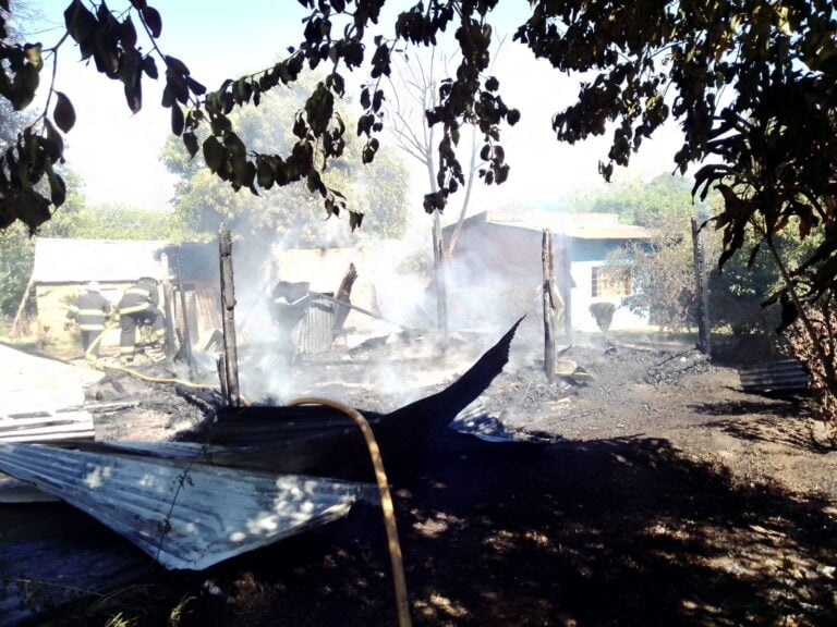 Una vivienda fue totalmente consumida por un incendio en barrio Belgrano
