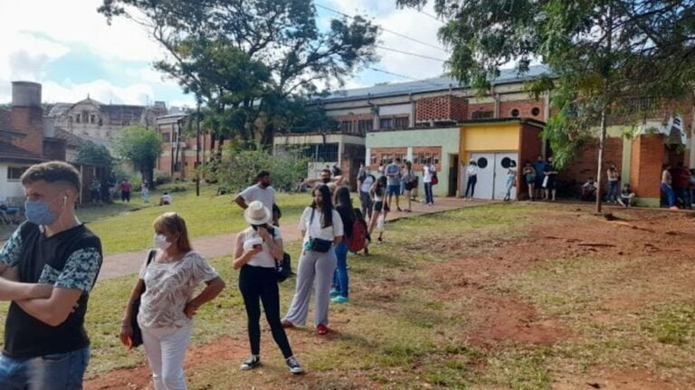 Más de dos horas de cola para hisoparse en la ciudad de Posadas