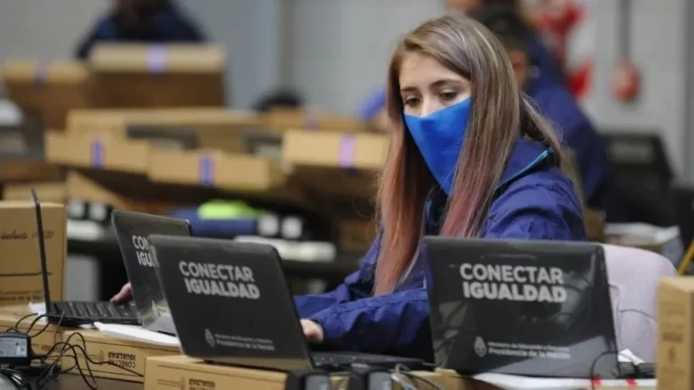 Vuelve Conectar Igualdad: ¿Cómo funcionará en 2022 el programa de entrega de netbooks a estudiantes?