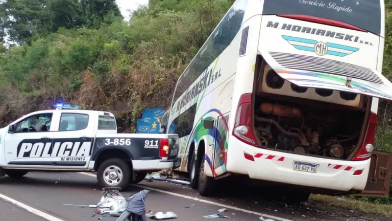 Colisión frontal entre un micro y una camioneta dejó dos fallecidos en Leoni