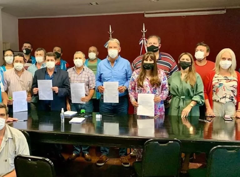Firman acuerdo salarial docente con varios gremios en contra