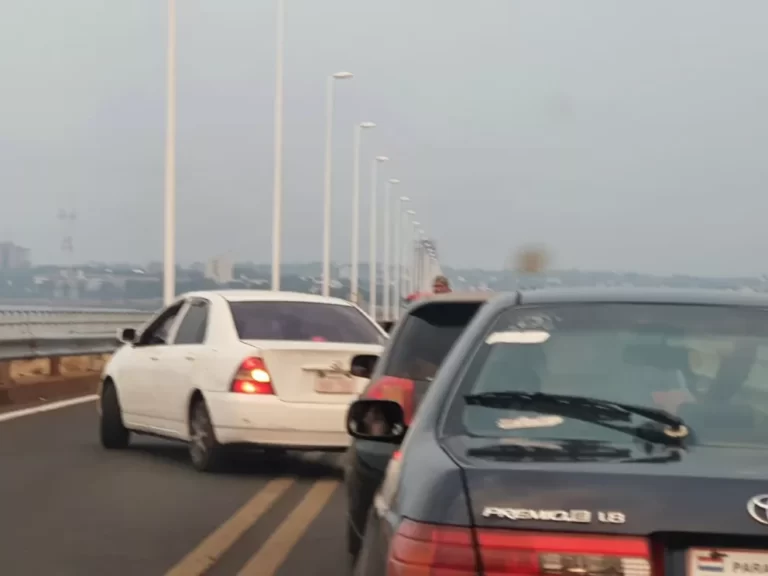Pelea de automovilistas desnudó negocios organizados en el puente
