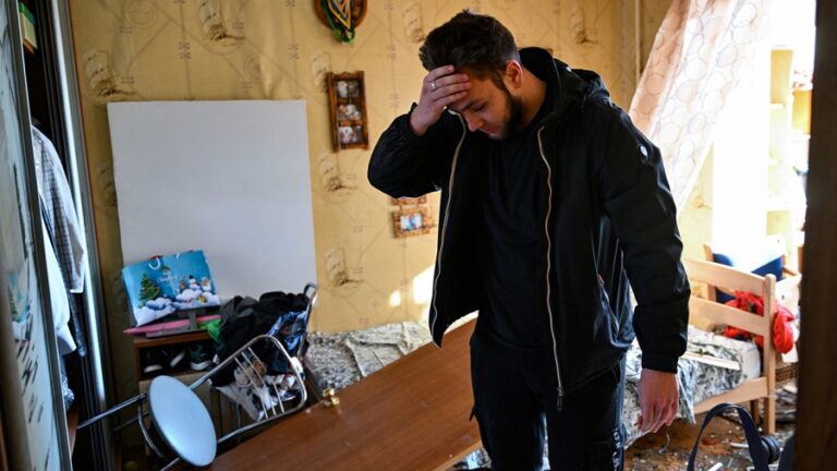 Los restos de un cohete ruso derribado cayeron sobre un edificio de 16 pisos en Kiev