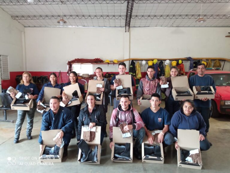 Lo recaudado en colecta para bomberos les permitió la compra de guantes y borcegos