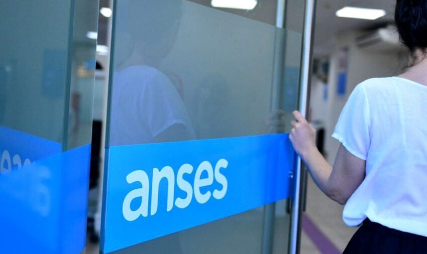 Para recibir el refuerzo quienes estn contemplados debern anotarse en la pgina de ANSES Foto Archivo